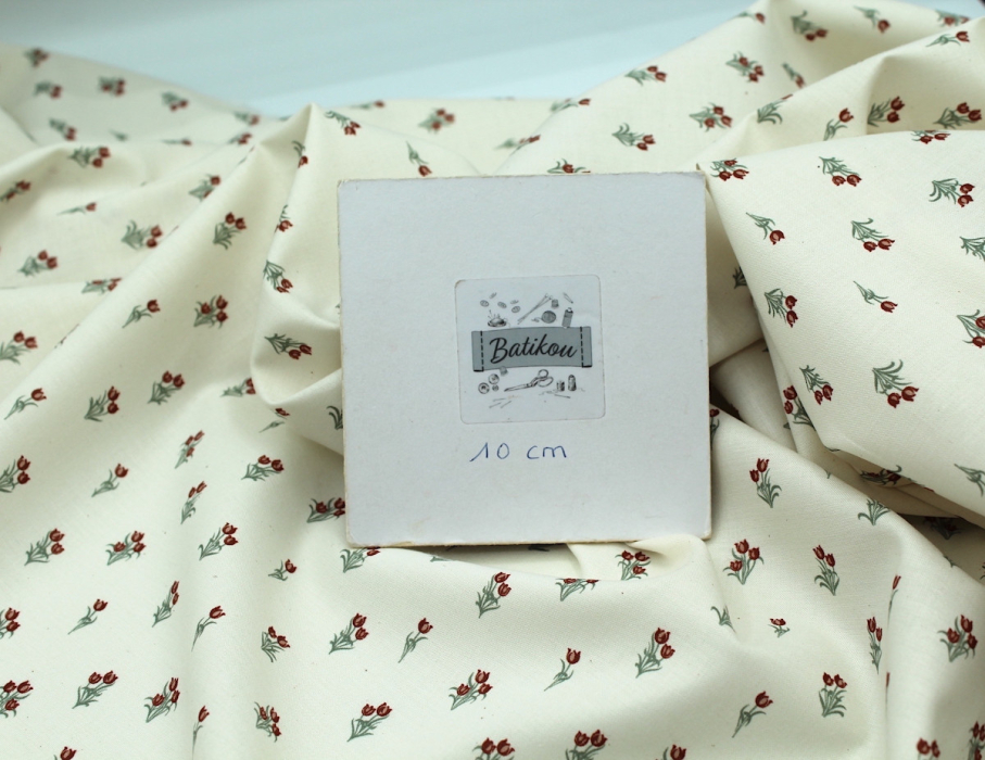 Popeline fine et douce coton organique fond ivoire imprimé tulipes bordeaux