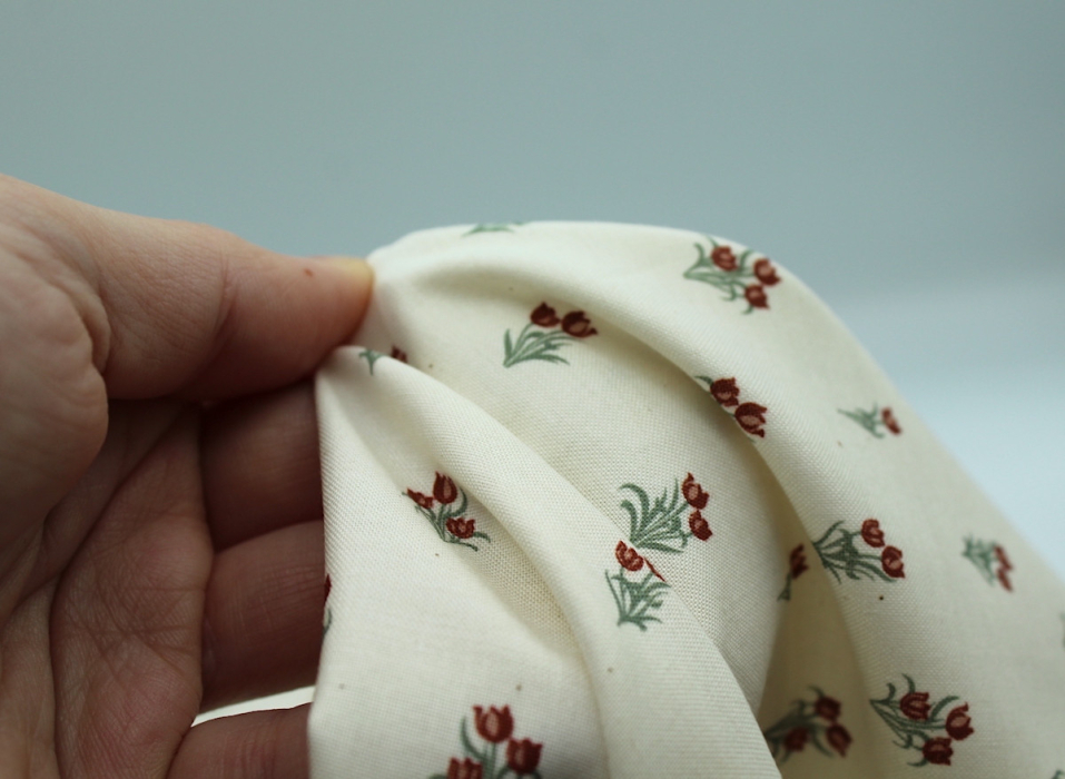 Popeline fine et douce coton organique fond ivoire imprimé tulipes bordeaux