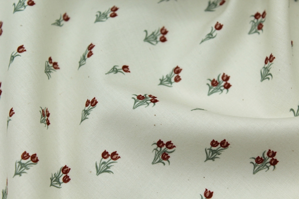 Popeline fine et douce coton organique fond ivoire imprimé tulipes bordeaux