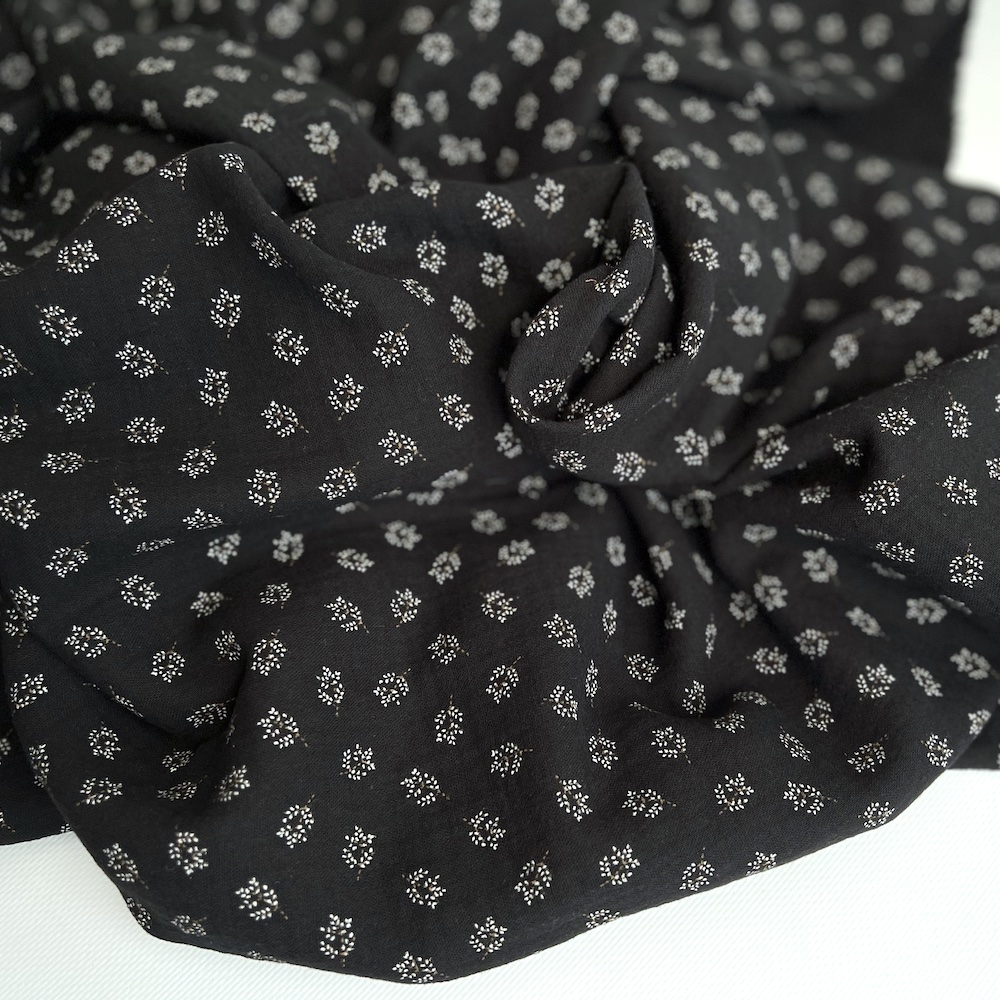 Double gaze de coton BIO noir motif branches Tissus issus de l'agriculture biologique  - 1