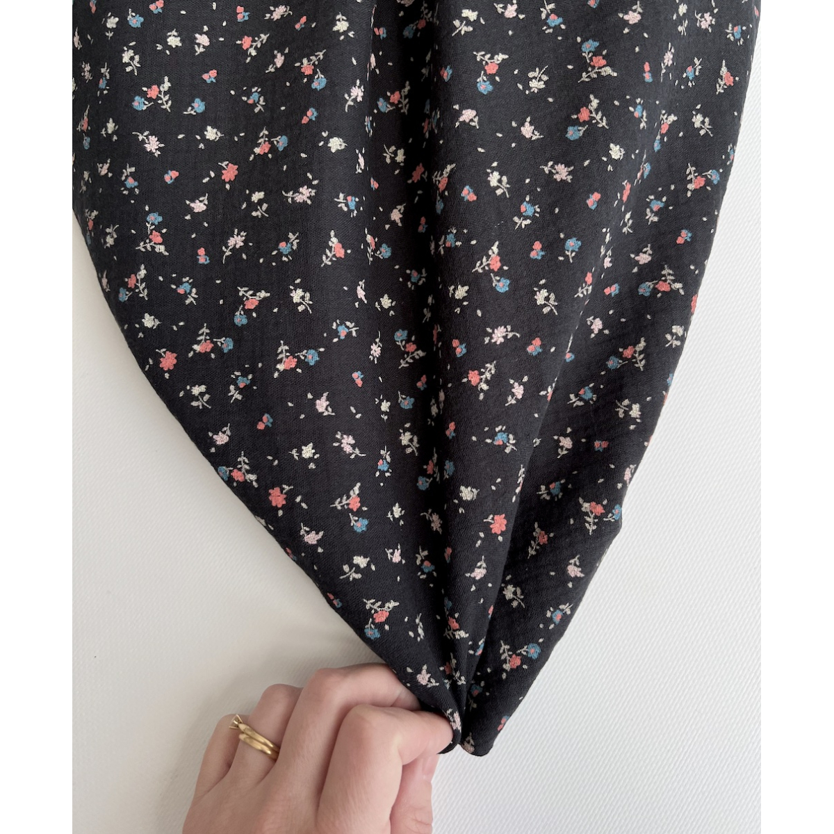 Double gaze de coton BIO anthracite motif fleuri Tissus issus de l'agriculture biologique  - 2 Double gaze de coton BIO anthracite motif fleuri Tissus issus de l'agriculture biologique  - 2