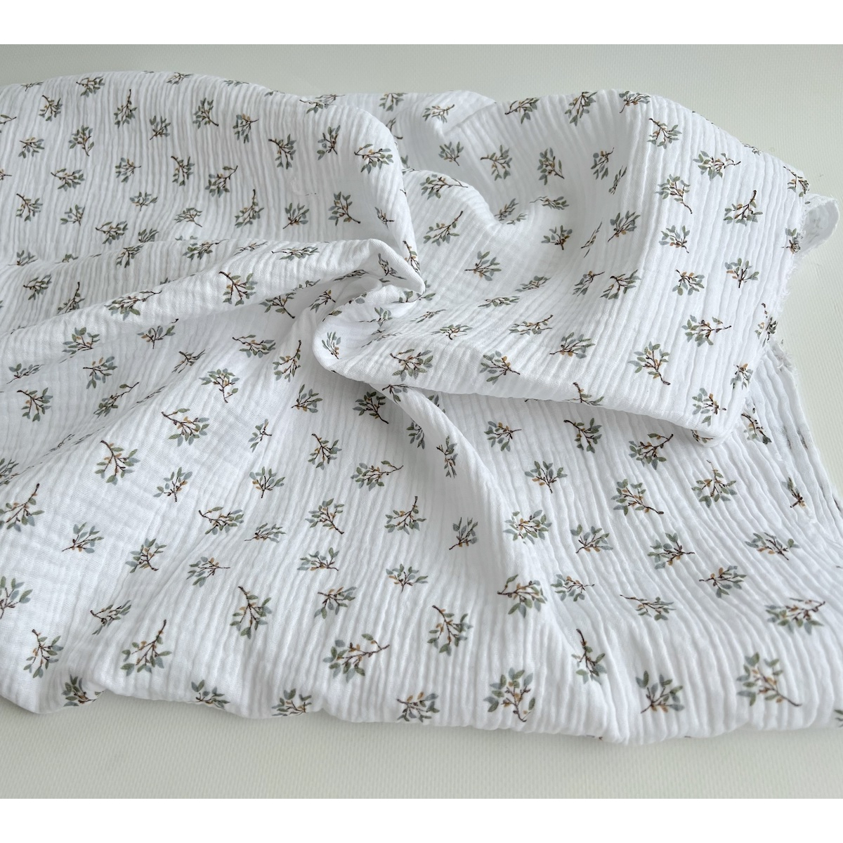 Double gaze de coton Judy blanc motifs fleuris Batikou - 5 Double gaze de coton Judy blanc motifs fleuris Batikou - 5