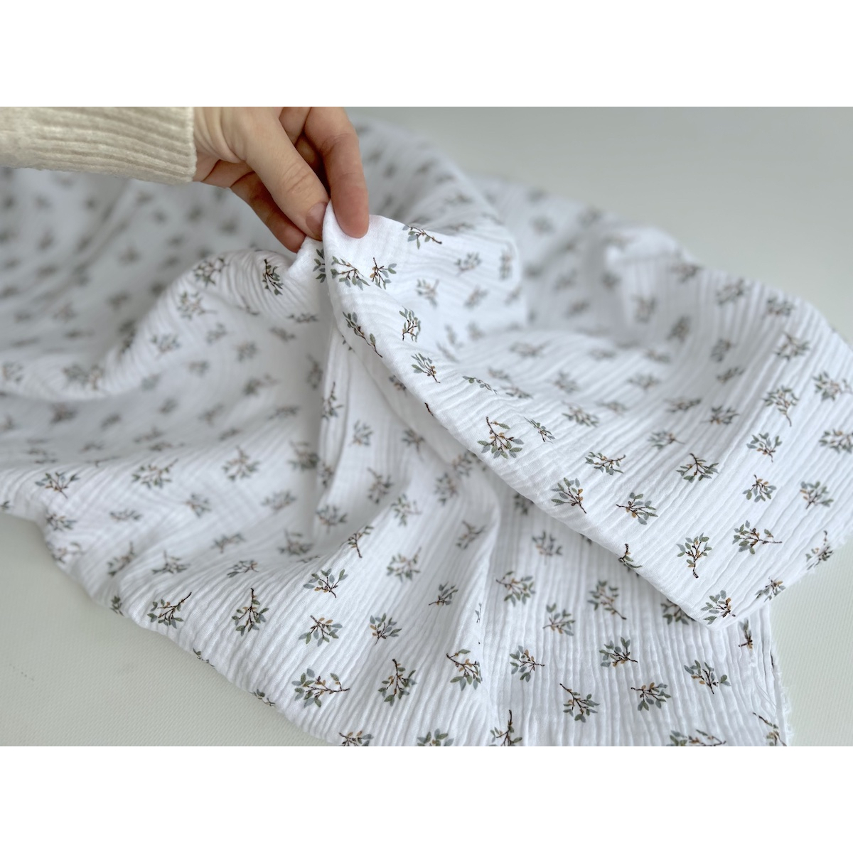 Double gaze de coton Judy blanc motifs fleuris Batikou - 6 Double gaze de coton Judy blanc motifs fleuris Batikou - 6