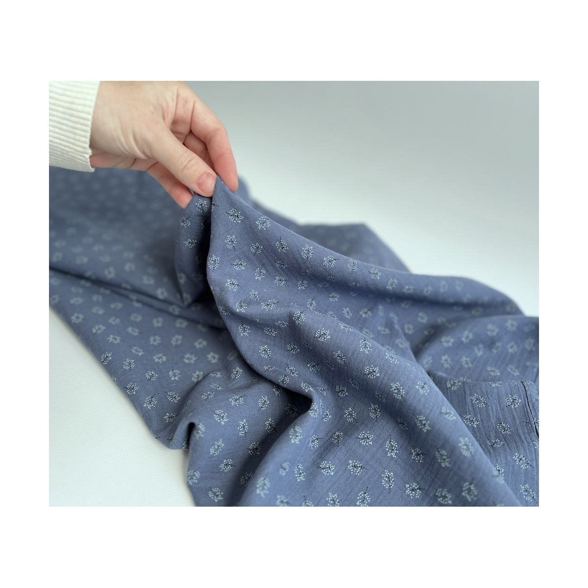 Double gaze de coton BIO bleu jean motif branches Tissus issus de l'agriculture biologique  - 2