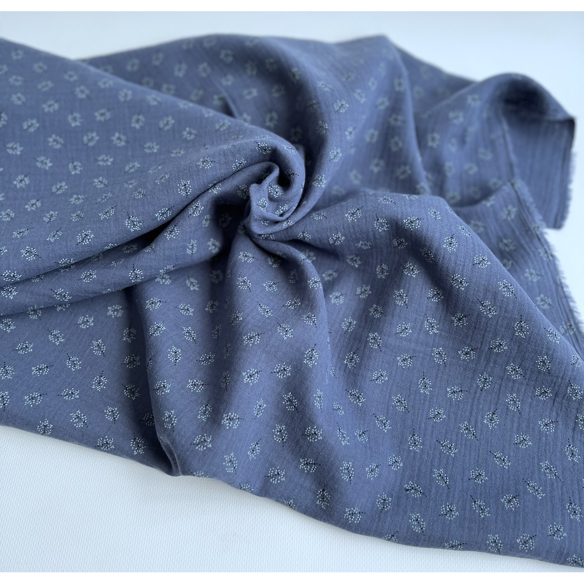 Double gaze de coton BIO bleu jean motif branches Tissus issus de l'agriculture biologique  - 5