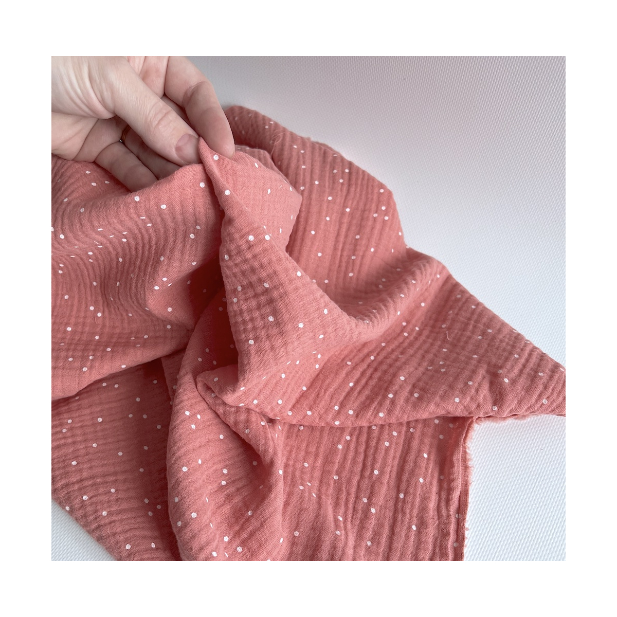 Double gaze de coton coloris rose blush à pois blanc Tissus issus de l'agriculture biologique  - 2