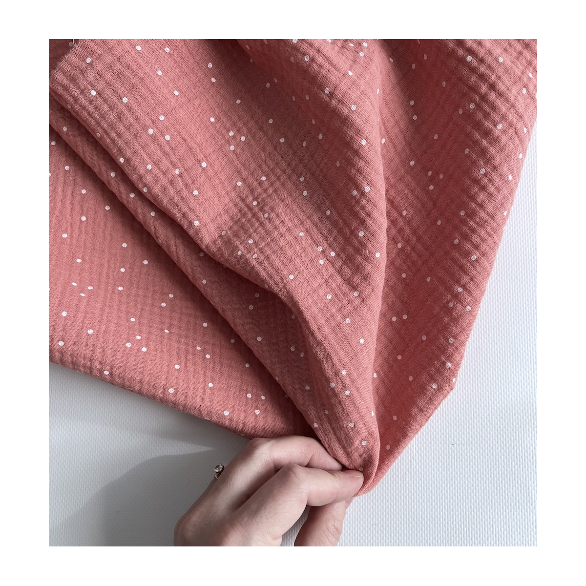 Double gaze de coton coloris rose blush à pois blanc Tissus issus de l'agriculture biologique  - 3