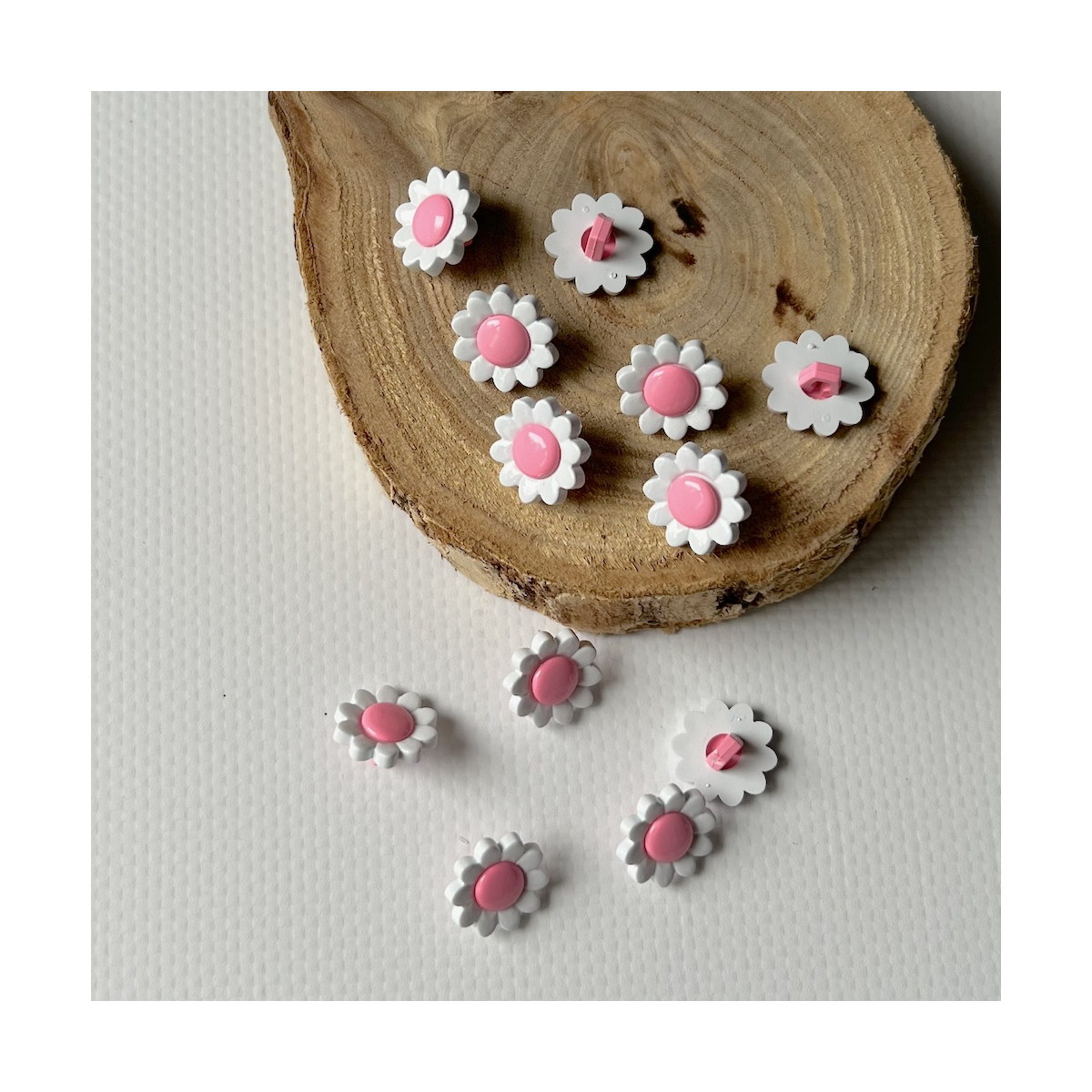 Bouton à queue forme marguerites / pâquerettes taille 15mm rose Batikou - 1 Bouton à queue forme marguerites / pâquerettes taille 15mm rose Batikou - 1