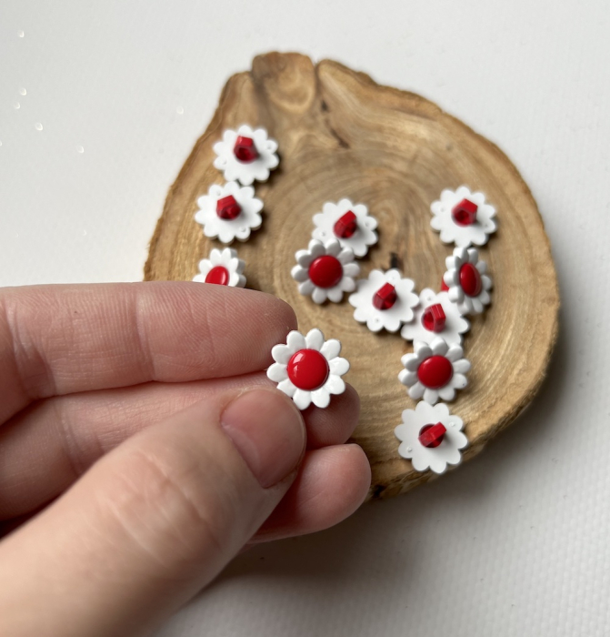 Bouton à queue forme marguerites / pâquerettes taille 15mm rouge Batikou - 2