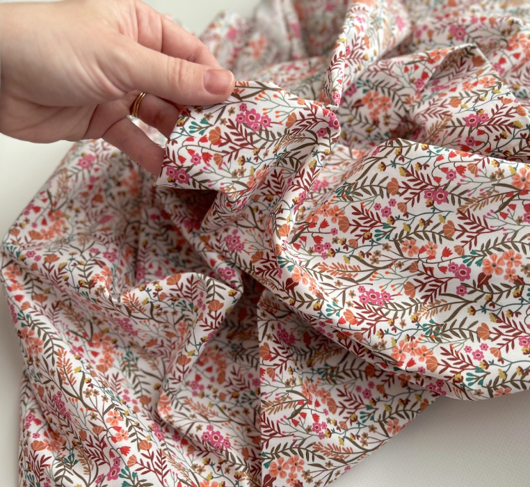 Lucie - Popeline classique coton BIO fond blanc à motifs fleuri vitaminé Tissus issus de l'agriculture biologique  - 6