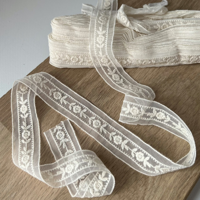 Galon tulle souple crème broderie coton brodé 28mm x 1m Batikou - 1