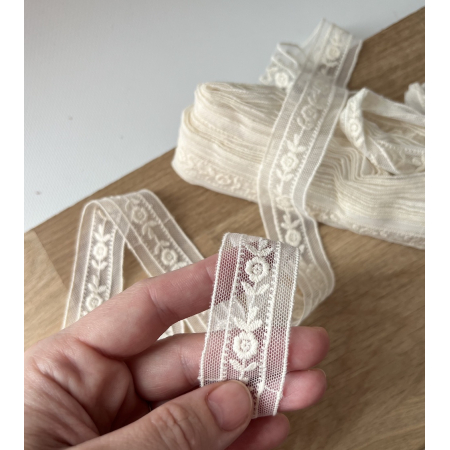 Galon tulle souple crème broderie coton brodé 28mm x 1m Batikou - 2 Galon tulle souple crème broderie coton brodé 28mm x 1m Batikou - 2