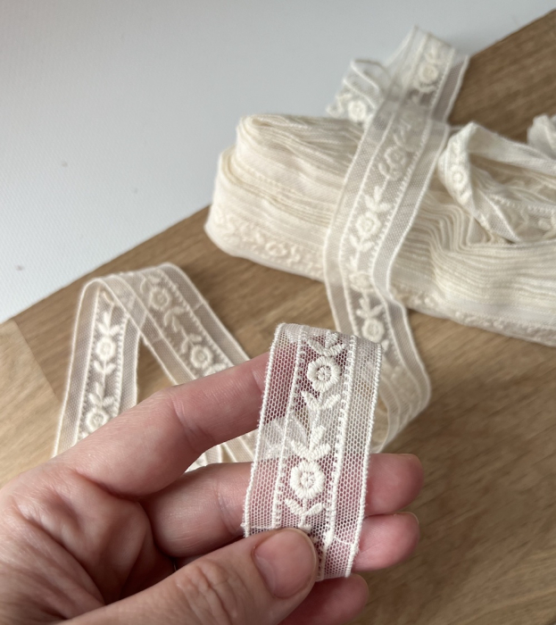 Galon tulle souple crème broderie coton brodé 28mm x 1m Batikou - 2