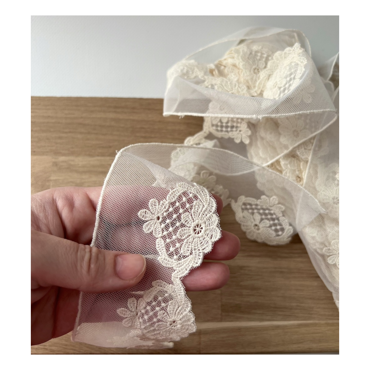Galon tulle souple crème broderie coton brodé 68mm x 1m Batikou - 4 Galon tulle souple crème broderie coton brodé 68mm x 1m Batikou - 4