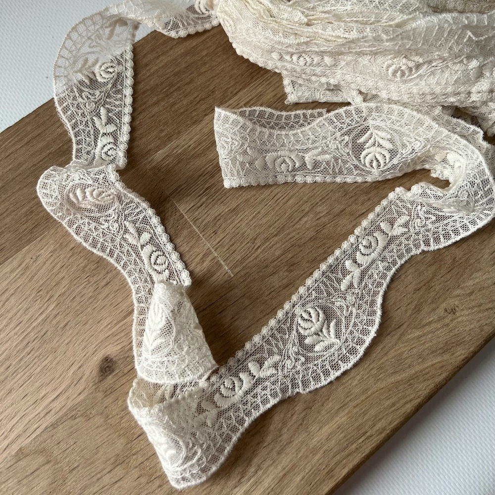 Galon tulle souple crème broderie coton brodé 35mm x 1m Batikou - 1