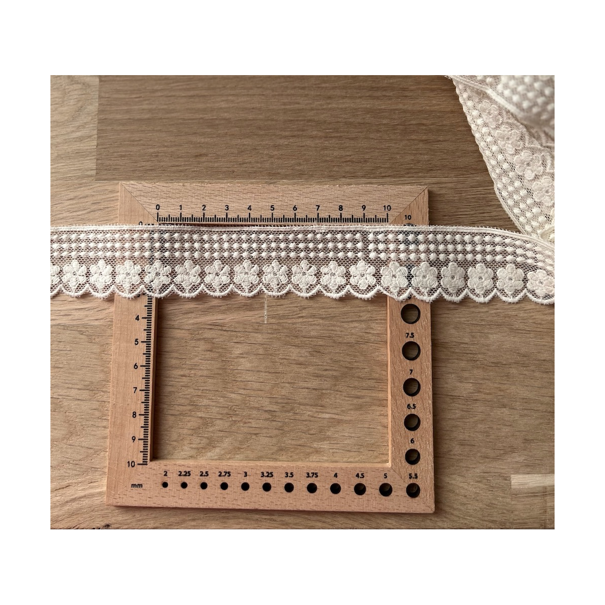 Galon tulle souple écru broderie coton brodé 33mm x 1m Batikou - 2 Galon tulle souple écru broderie coton brodé 33mm x 1m Batikou - 2