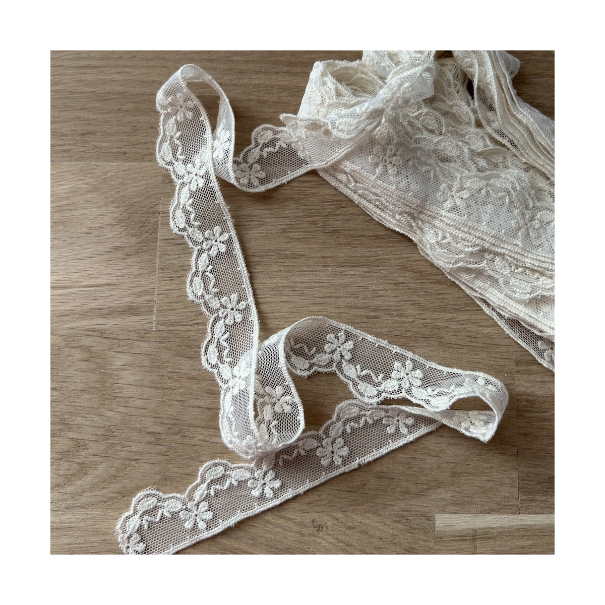 Galon tulle souple crème broderie coton brodé 24mm x 1m Batikou - 1 Galon tulle souple crème broderie coton brodé 24mm x 1m Batikou - 1