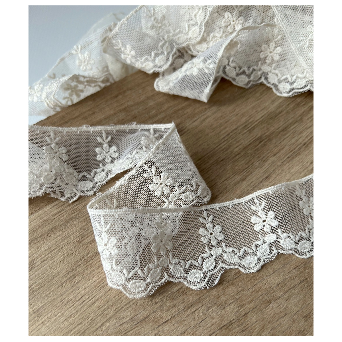 Galon tulle souple crème broderie coton brodé 38mm x 1m Batikou - 2 Galon tulle souple crème broderie coton brodé 38mm x 1m Batikou - 2