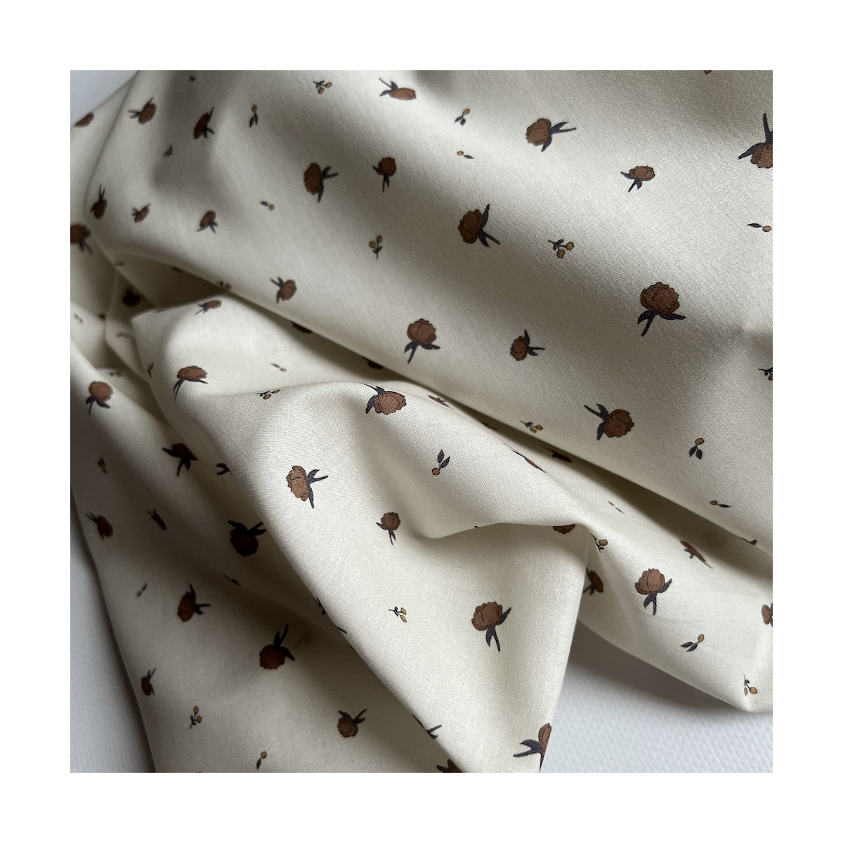 Peony - Batiste de coton BIO Silkyne imprimé exclusif CUIR Tissus issus de l'agriculture biologique  - 1 Peony - Batiste de coton BIO Silkyne imprimé exclusif CUIR Tissus issus de l'agriculture biologique  - 1