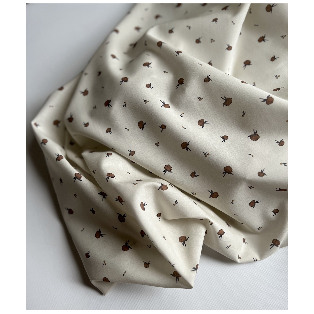 Peony - Batiste de coton BIO Silkyne imprimé exclusif CUIR Tissus issus de l'agriculture biologique  - 3 Peony - Batiste de coton BIO Silkyne imprimé exclusif CUIR Tissus issus de l'agriculture biologique  - 3