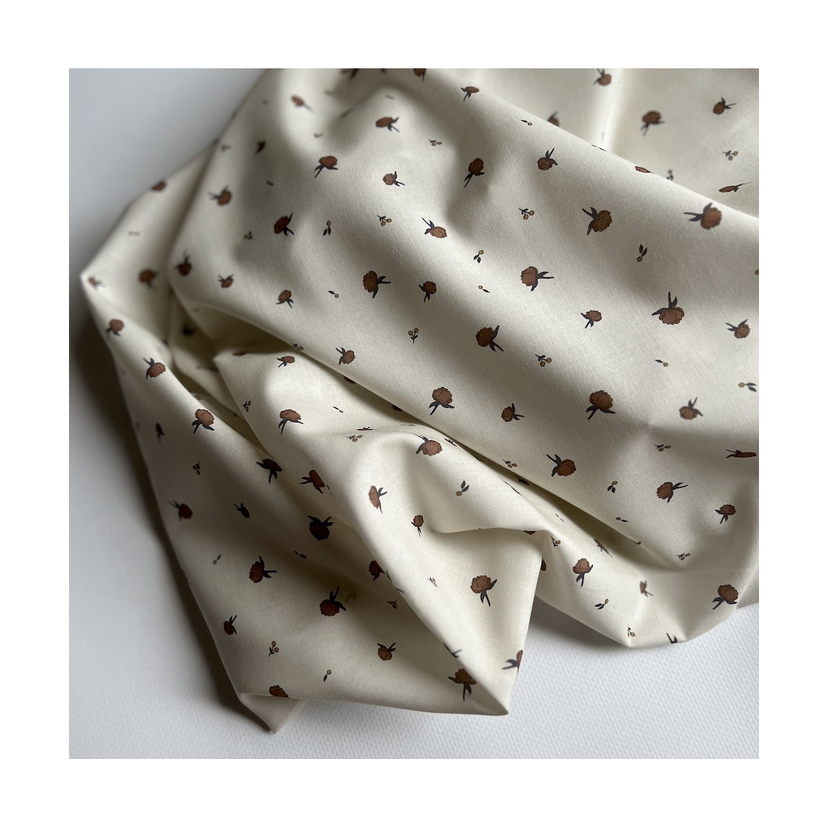 Peony - Batiste de coton BIO Silkyne imprimé exclusif CUIR Tissus issus de l'agriculture biologique  - 4 Peony - Batiste de coton BIO Silkyne imprimé exclusif CUIR Tissus issus de l'agriculture biologique  - 4