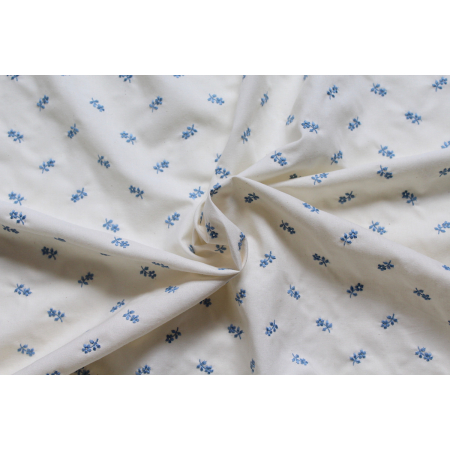Tissu coton organique broderies fleurs bleu Tissu coton organique broderies fleurs bleu