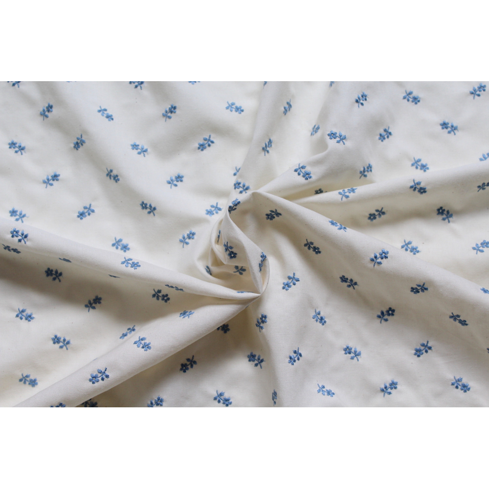 Tissu coton organique broderies fleurs bleu Tissu coton organique broderies fleurs bleu