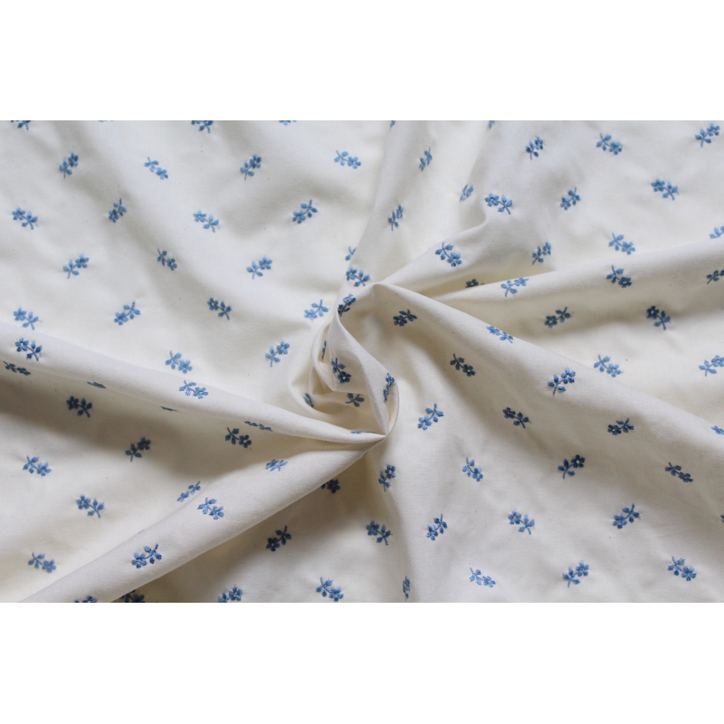 Tissu coton organique broderies fleurs bleu Tissu coton organique broderies fleurs bleu