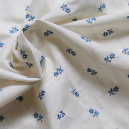 Tissu coton organique broderies fleurs bleu Tissu coton organique broderies fleurs bleu