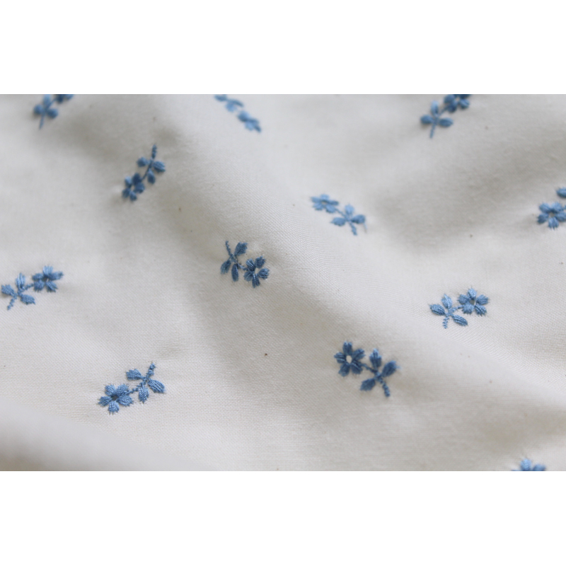 Tissu coton organique broderies fleurs bleu Tissu coton organique broderies fleurs bleu