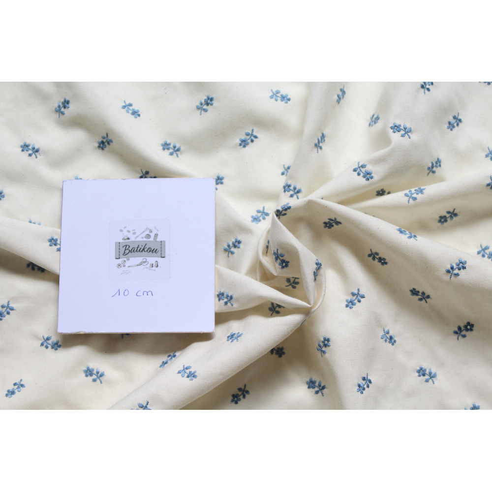 Tissu coton organique broderies fleurs bleu Tissu coton organique broderies fleurs bleu