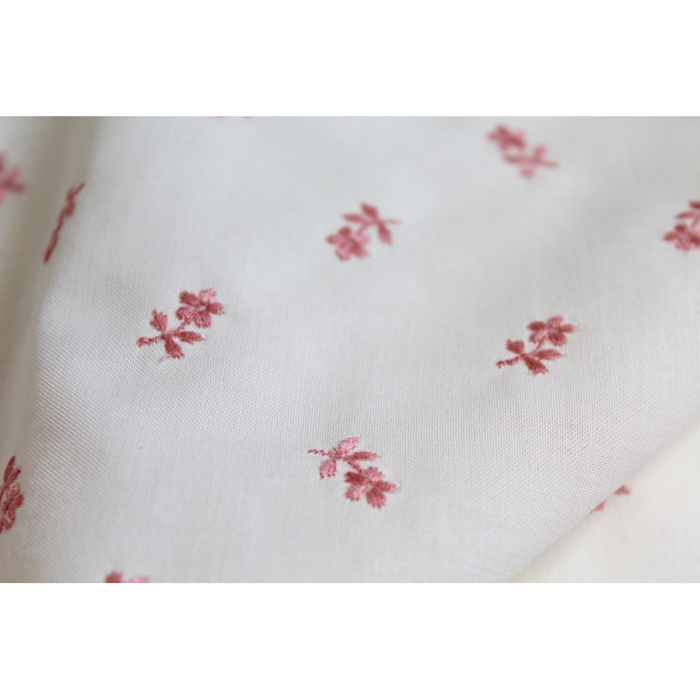 Tissu coton organique broderies fleurs rose