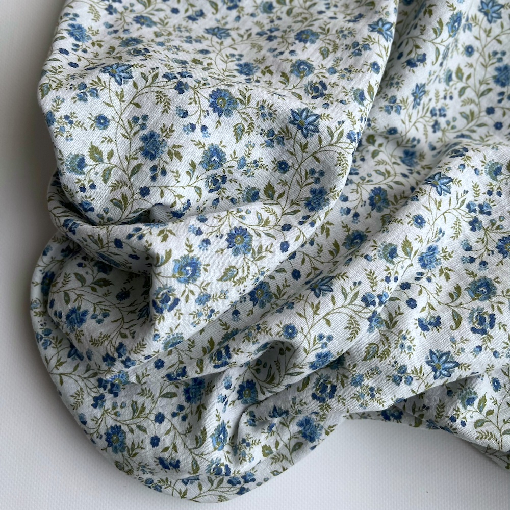 Jaya - Double gaze de coton coloris fond bleu imprimé fleuri Tissus issus de l'agriculture biologique  - 1