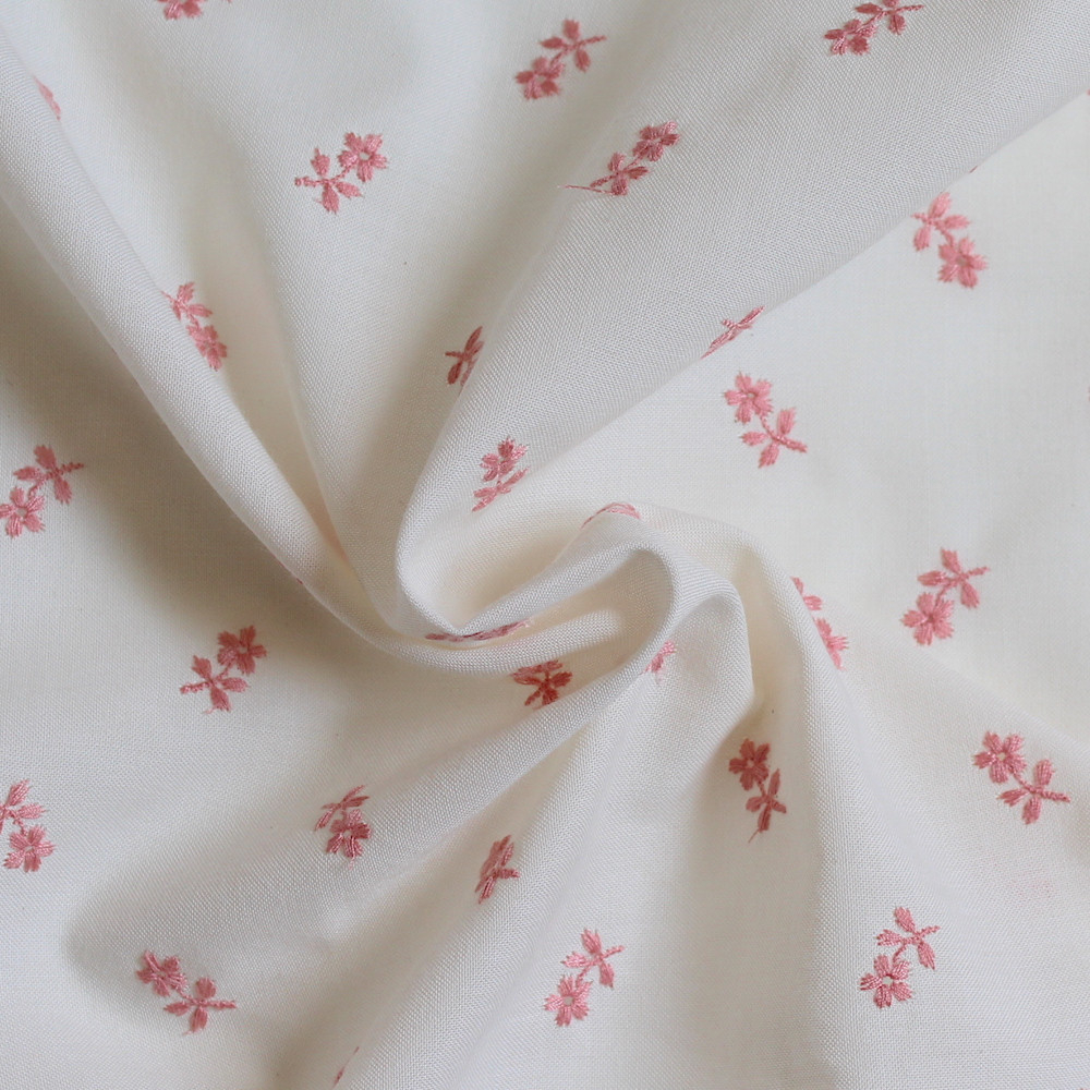 Tissu coton organique broderies fleurs rose