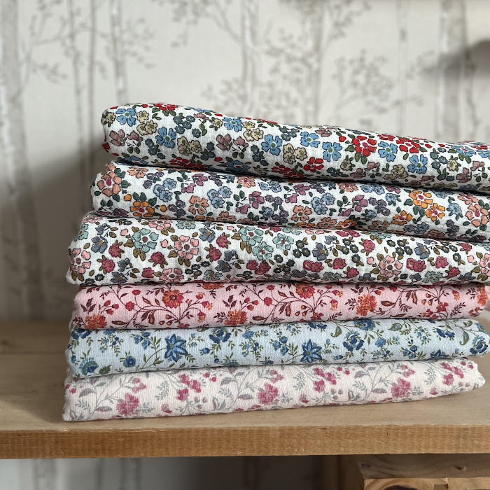 Jaya - Double gaze de coton coloris fond rose poudré imprimé fleuri Tissus issus de l'agriculture biologique  - 2