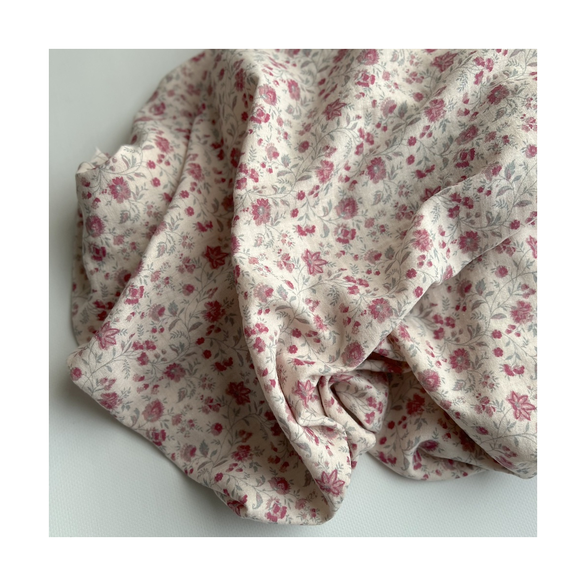Jaya - Double gaze de coton coloris fond rose poudré imprimé fleuri Tissus issus de l'agriculture biologique  - 1 Jaya - Double gaze de coton coloris fond rose poudré imprimé fleuri Tissus issus de l'agriculture biologique  - 1