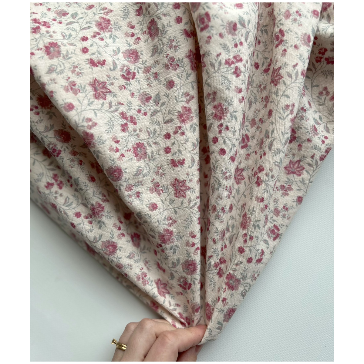 Jaya - Double gaze de coton coloris fond rose poudré imprimé fleuri Tissus issus de l'agriculture biologique  - 3 Jaya - Double gaze de coton coloris fond rose poudré imprimé fleuri Tissus issus de l'agriculture biologique  - 3
