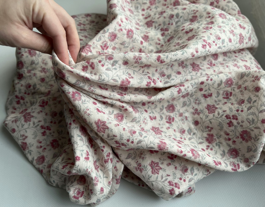 Jaya - Double gaze de coton coloris fond rose poudré imprimé fleuri Tissus issus de l'agriculture biologique  - 4