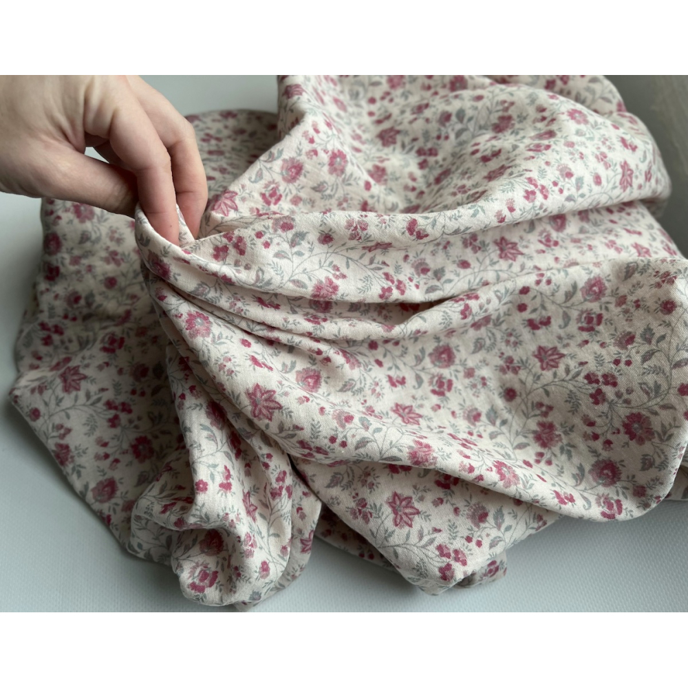Jaya - Double gaze de coton coloris fond rose poudré imprimé fleuri Tissus issus de l'agriculture biologique  - 4