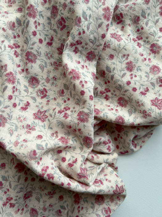 Jaya - Double gaze de coton coloris fond rose poudré imprimé fleuri Tissus issus de l'agriculture biologique  - 6