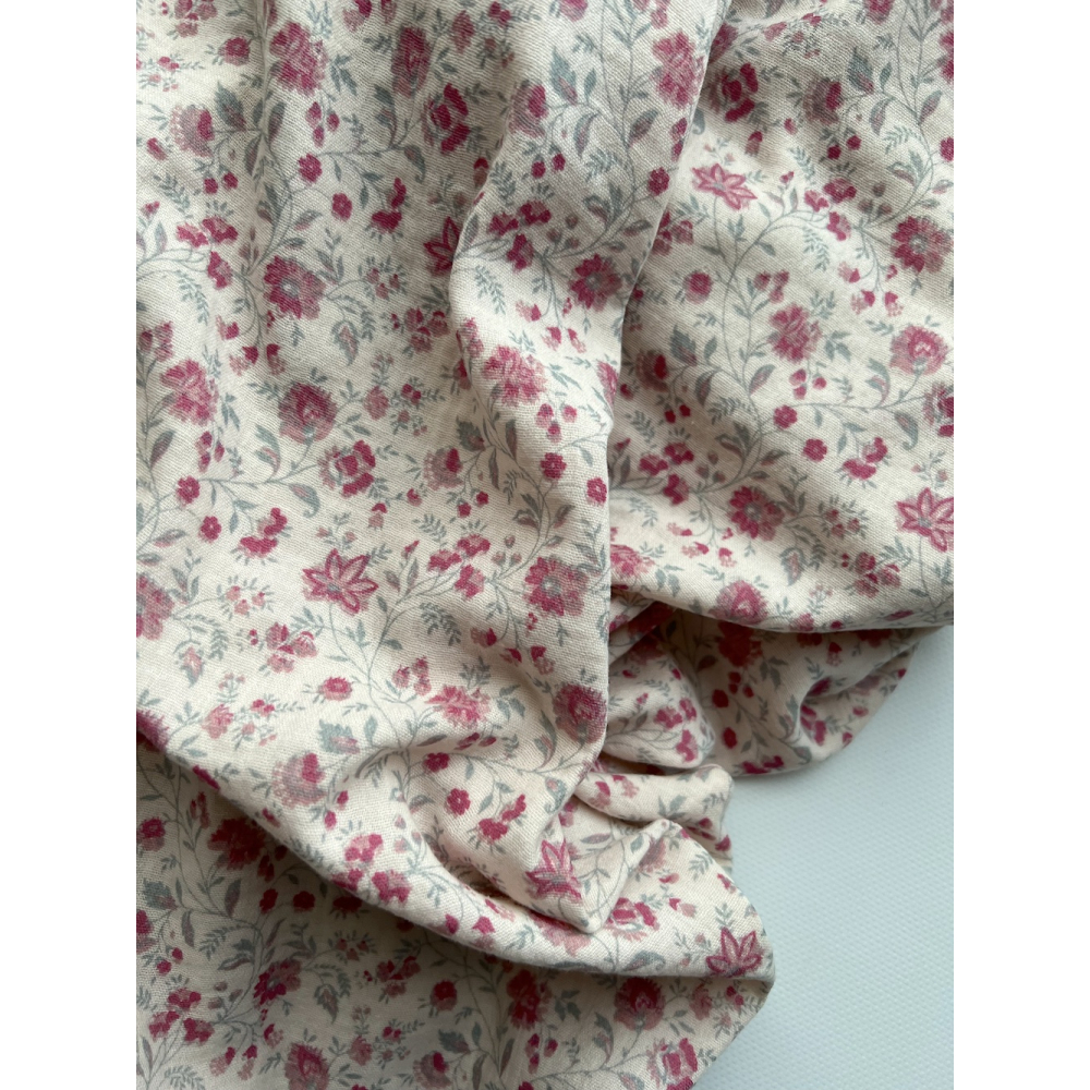 Jaya - Double gaze de coton coloris fond rose poudré imprimé fleuri Tissus issus de l'agriculture biologique  - 6