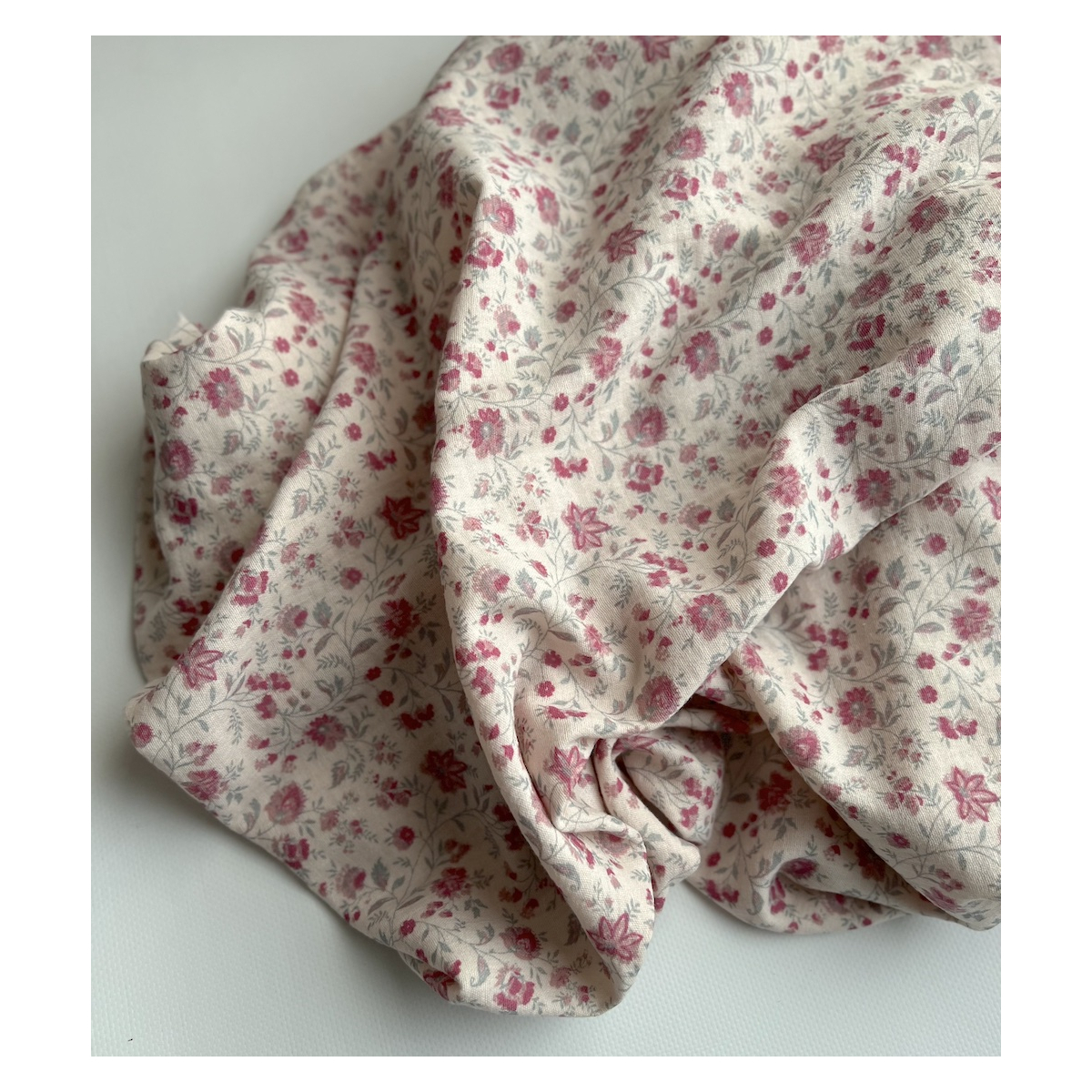 Jaya - Double gaze de coton coloris fond rose poudré imprimé fleuri Tissus issus de l'agriculture biologique  - 7 Jaya - Double gaze de coton coloris fond rose poudré imprimé fleuri Tissus issus de l'agriculture biologique  - 7