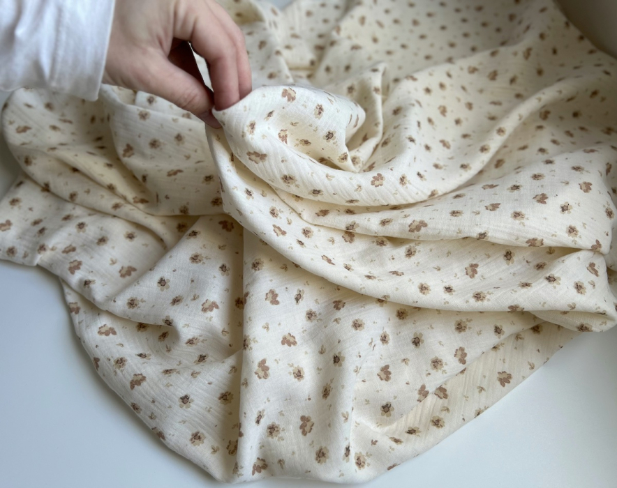 Lou - Double gaze de coton coloris fond écru imprimé taupe / beige Tissus issus de l'agriculture biologique  - 3