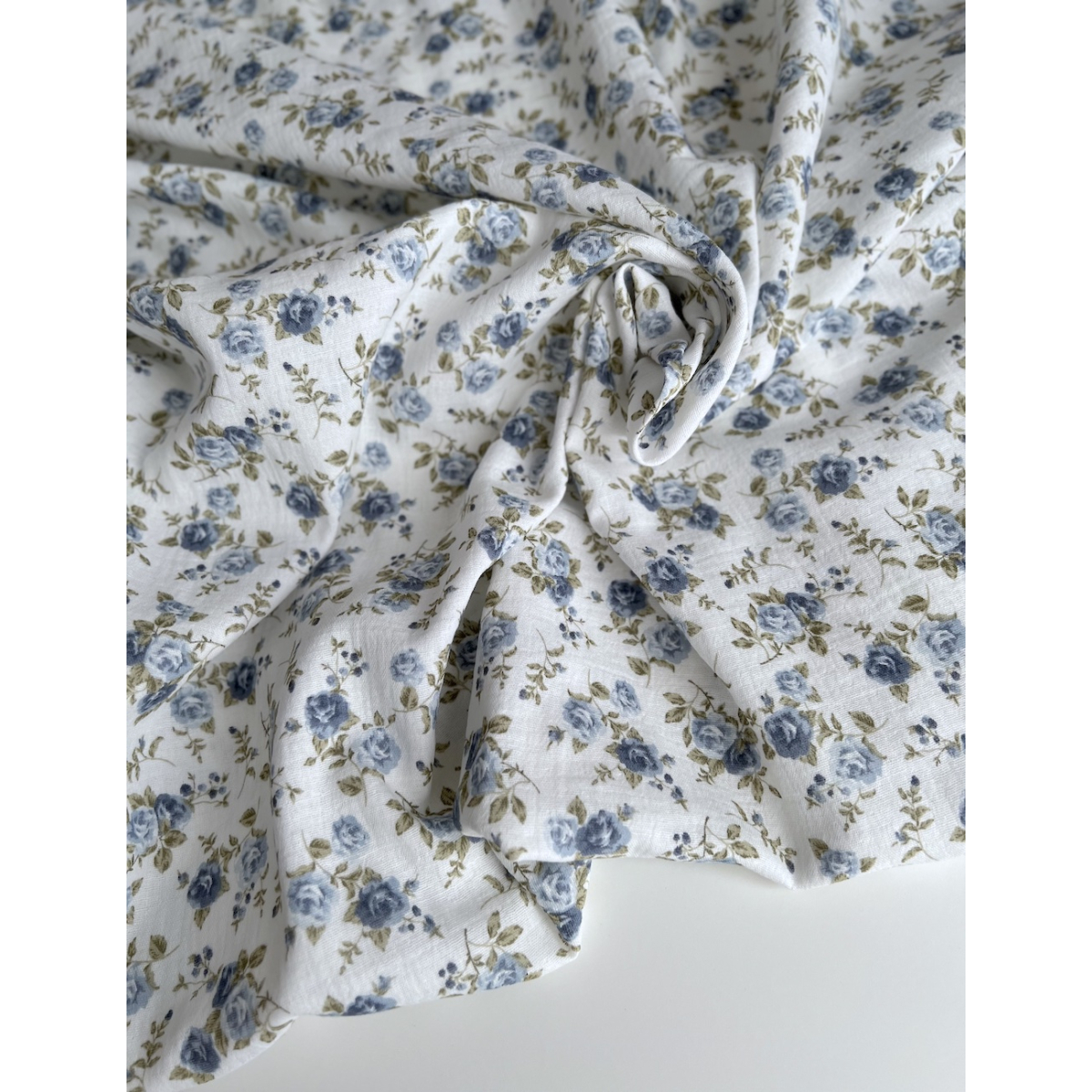Diana - Double gaze de coton motif rose fanées bleu / vert Tissus issus de l'agriculture biologique  - 3 Diana - Double gaze de coton motif rose fanées bleu / vert Tissus issus de l'agriculture biologique  - 3