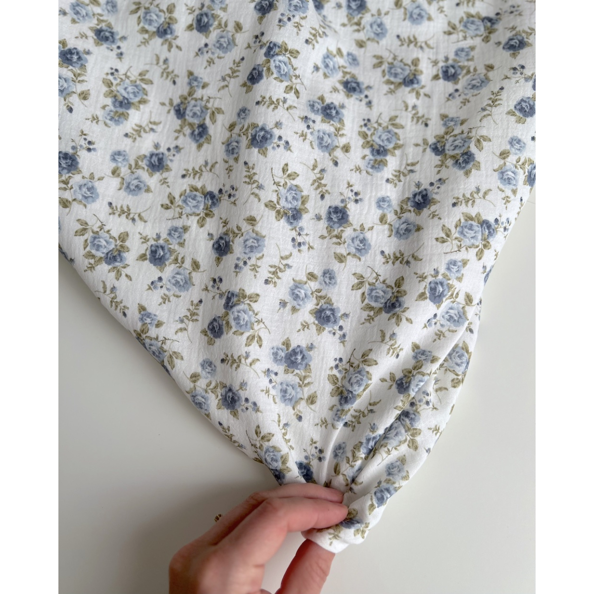 Diana - Double gaze de coton motif rose fanées bleu / vert Tissus issus de l'agriculture biologique  - 5 Diana - Double gaze de coton motif rose fanées bleu / vert Tissus issus de l'agriculture biologique  - 5