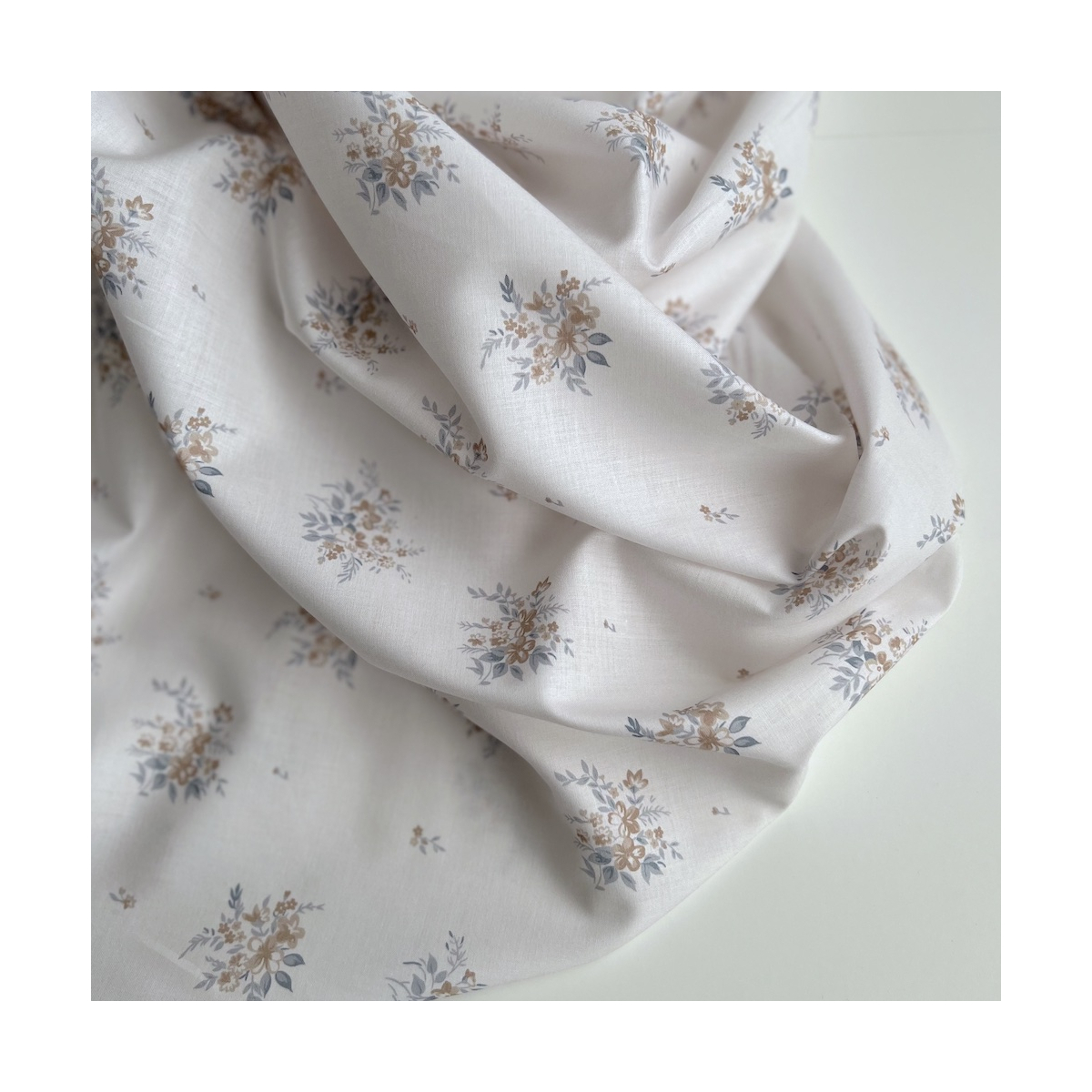Estelle - Batiste de coton Silkyne BIO imprimé exclusif bleu/marron Batikou - 1 Estelle - Batiste de coton Silkyne BIO imprimé exclusif bleu/marron Batikou - 1