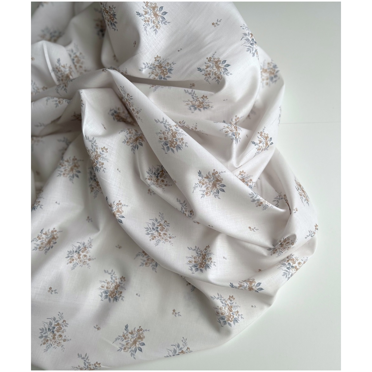 Estelle - Batiste de coton Silkyne BIO imprimé exclusif bleu/marron Batikou - 4 Estelle - Batiste de coton Silkyne BIO imprimé exclusif bleu/marron Batikou - 4