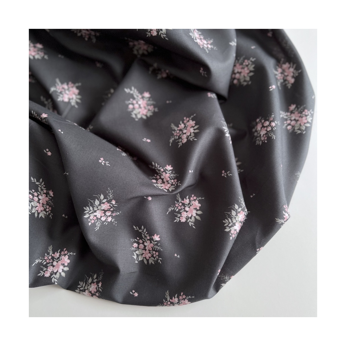 Estelle - Batiste de coton Silkyne BIO imprimé exclusif Anthracite/rose Batikou - 1 Estelle - Batiste de coton Silkyne BIO imprimé exclusif Anthracite/rose Batikou - 1