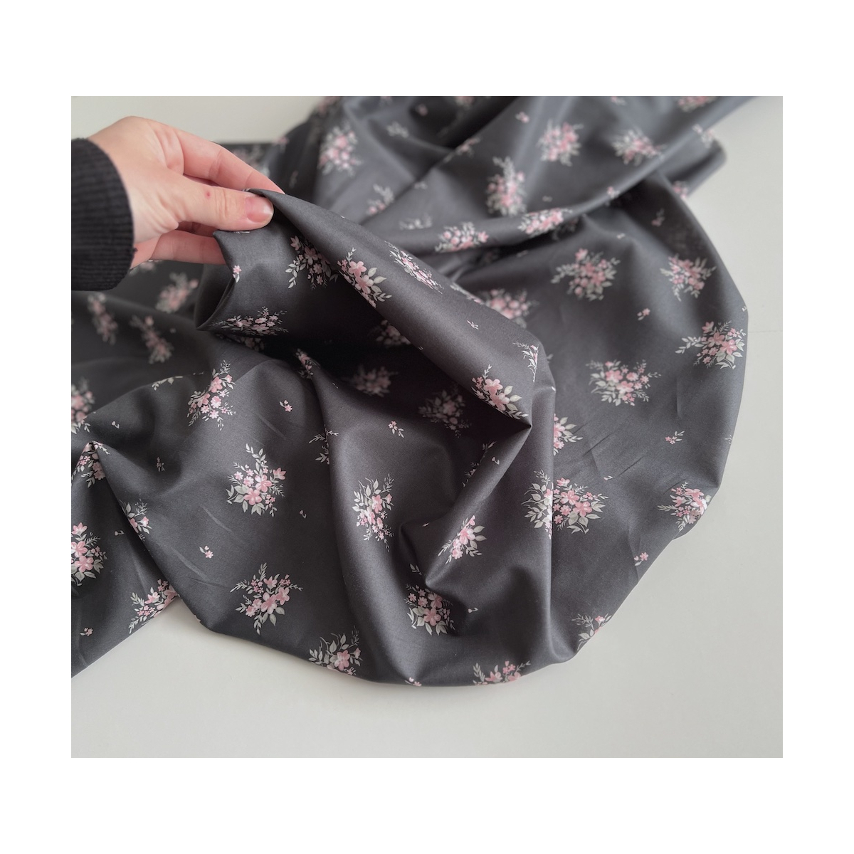 Estelle - Batiste de coton Silkyne BIO imprimé exclusif Anthracite/rose Batikou - 4 Estelle - Batiste de coton Silkyne BIO imprimé exclusif Anthracite/rose Batikou - 4
