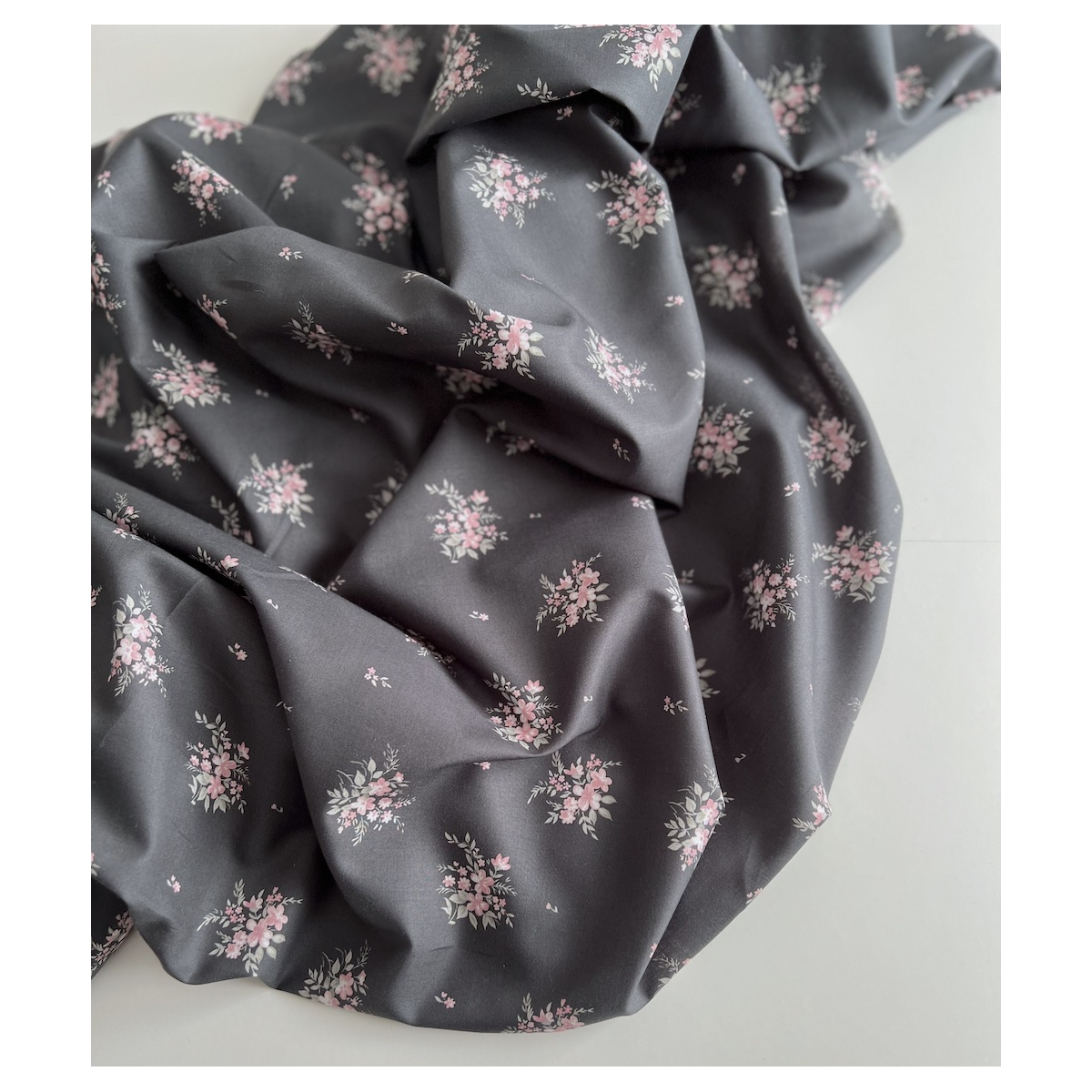 Estelle - Batiste de coton Silkyne BIO imprimé exclusif Anthracite/rose Batikou - 7 Estelle - Batiste de coton Silkyne BIO imprimé exclusif Anthracite/rose Batikou - 7